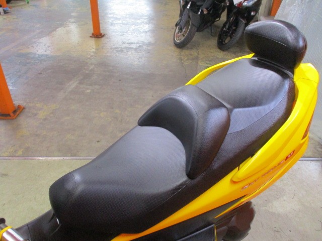 シートもこの通り破れもなければへたりもありません！バックレストも装備でタンデムも楽々ですよ！